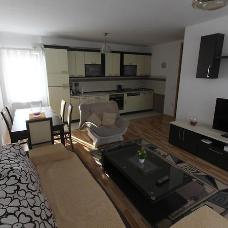 Kasumi Apartment พริสตีนา ภายนอก รูปภาพ